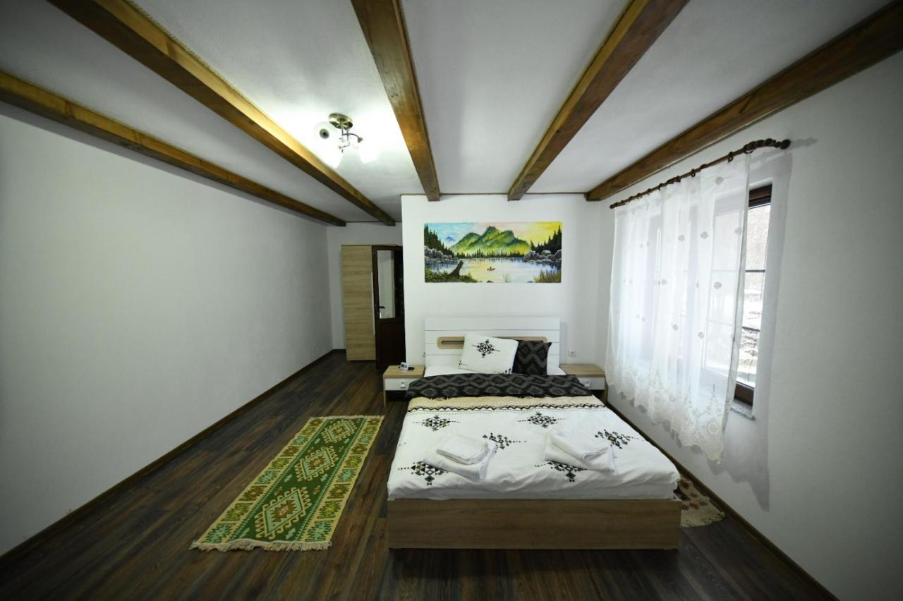 Conacul Cosaului Hotel Feresti Екстериор снимка