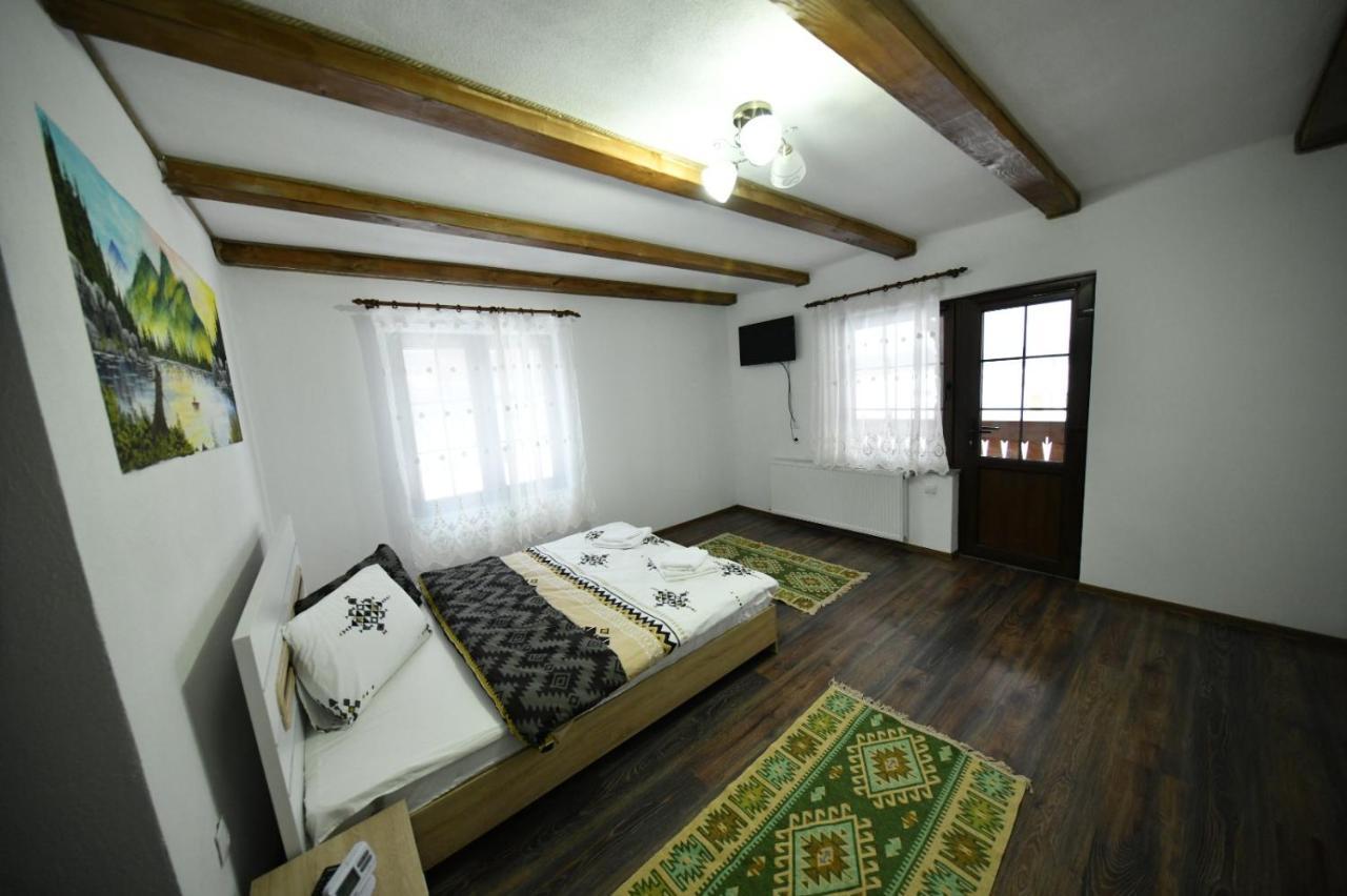 Conacul Cosaului Hotel Feresti Екстериор снимка