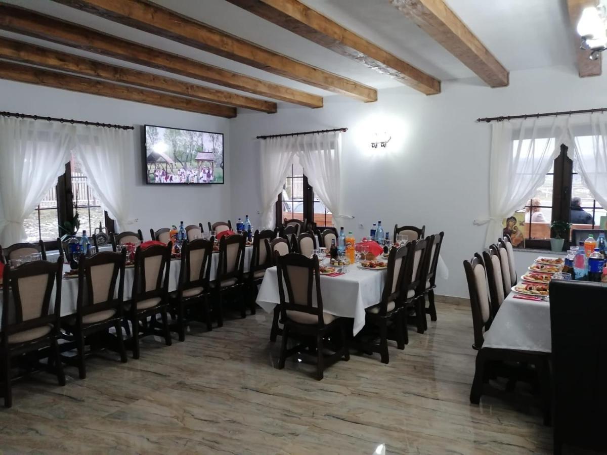 Conacul Cosaului Hotel Feresti Екстериор снимка