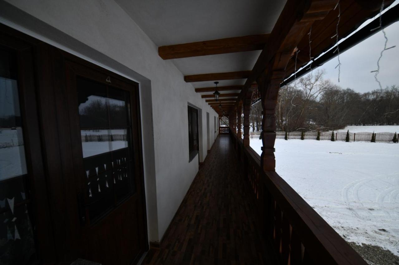 Conacul Cosaului Hotel Feresti Екстериор снимка