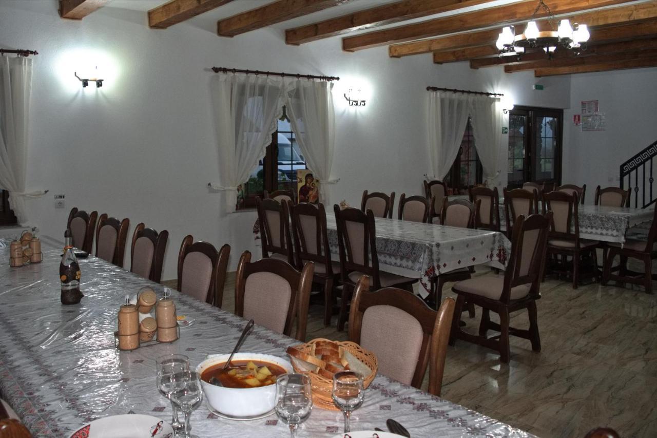 Conacul Cosaului Hotel Feresti Екстериор снимка