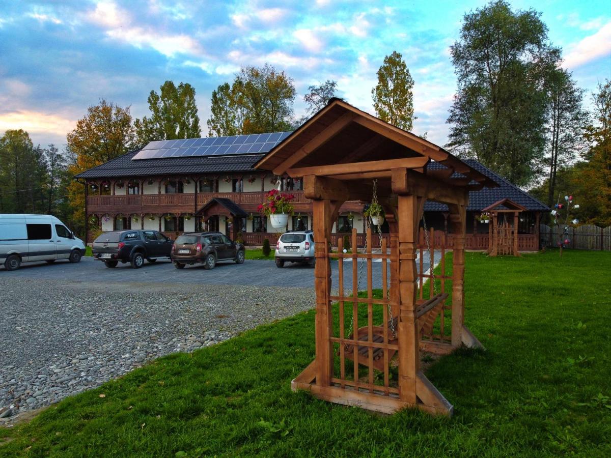 Conacul Cosaului Hotel Feresti Екстериор снимка