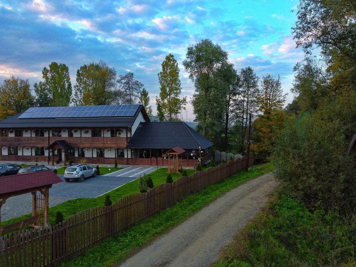 Conacul Cosaului Hotel Feresti Екстериор снимка