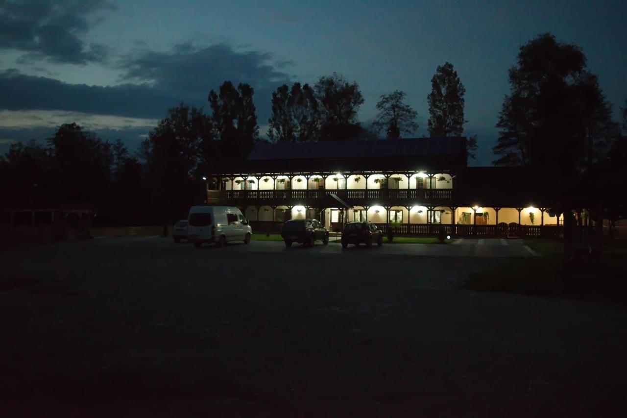 Conacul Cosaului Hotel Feresti Екстериор снимка