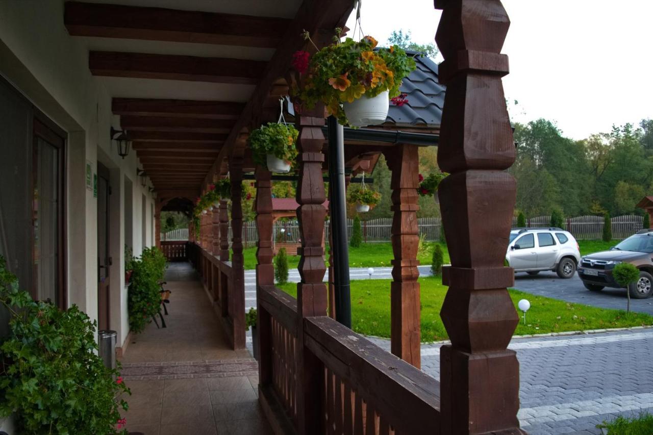 Conacul Cosaului Hotel Feresti Екстериор снимка