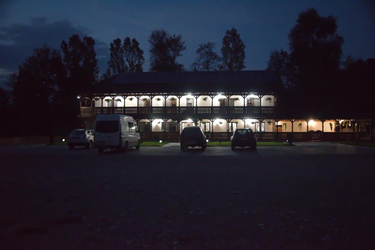 Conacul Cosaului Hotel Feresti Екстериор снимка