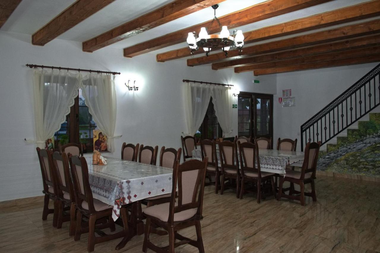 Conacul Cosaului Hotel Feresti Екстериор снимка